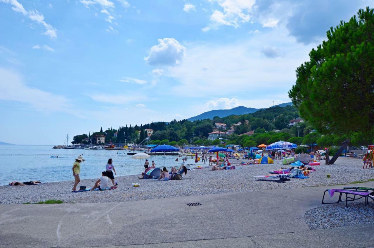 Apartments Deni Ičići Eksteriør billede